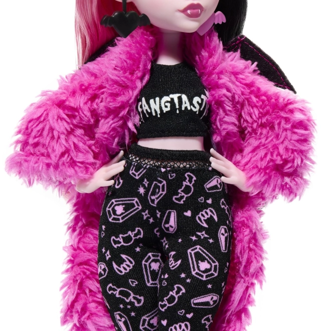 Stile da vampira alla moda con cappottino peloso
