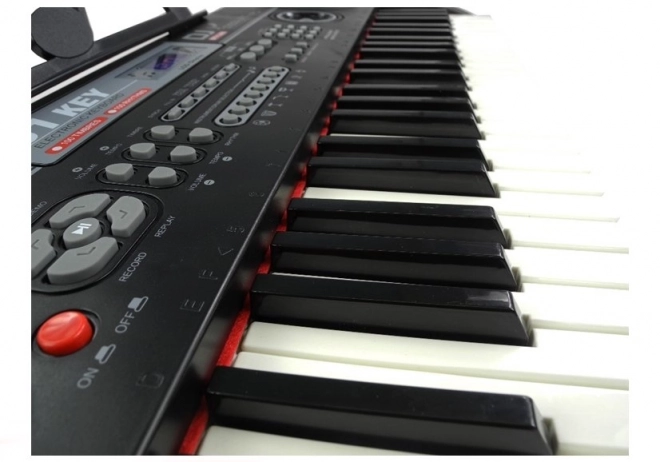 Keyboard musicale nero con microfono e alimentatore