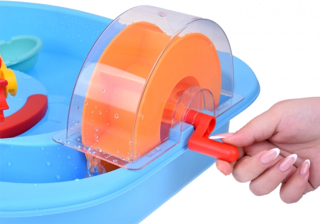 Tavolo d'acqua blu con mulino ad acqua e accessori da pesca
