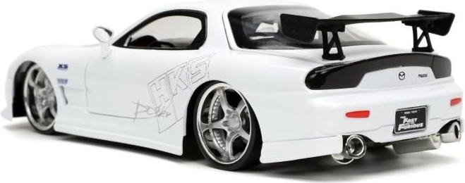 Carrozzeria in metallo e dettagli precisi