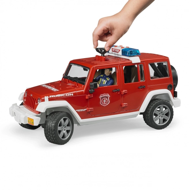 Jeep antincendio rosso con pompiere e accessori