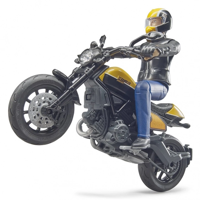 Motocicletta Ducati Scrambler con pilota