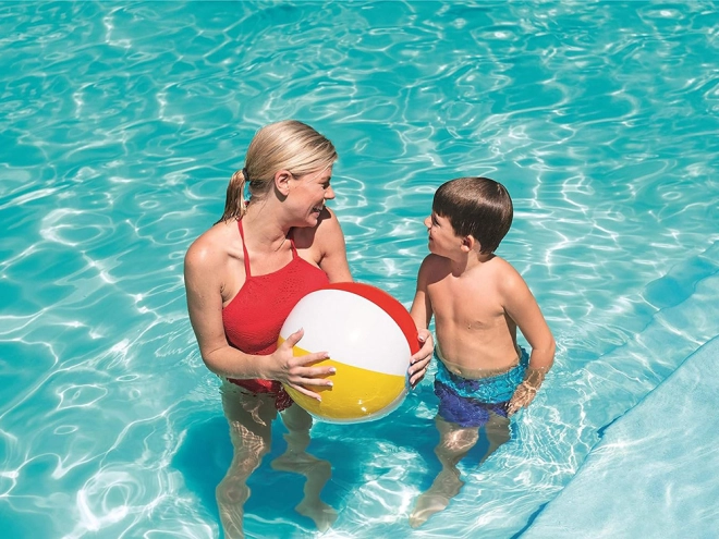 Divertimento in piscina e in spiaggia