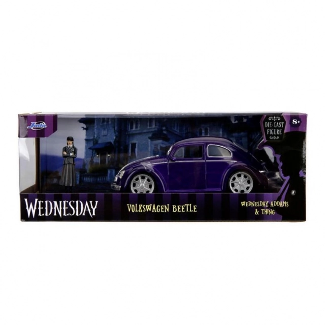 Volkswagen Maggiolino 1972 con figura di Wednesday