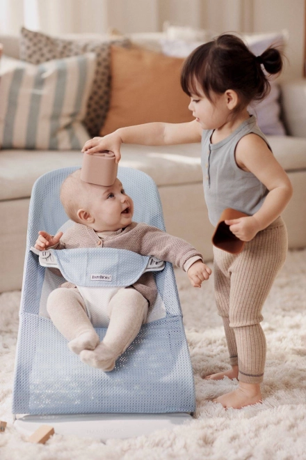 BABYBJORN - Sdraietta BALANCE SOFT MESH - grigio/bianco – Blu/bianco