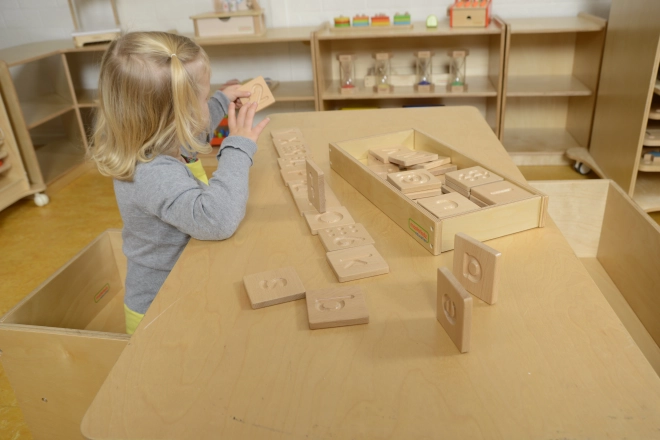 Gioco Sensoriale in Legno Masterkidz Riconosci Lettere, Numeri e Forme