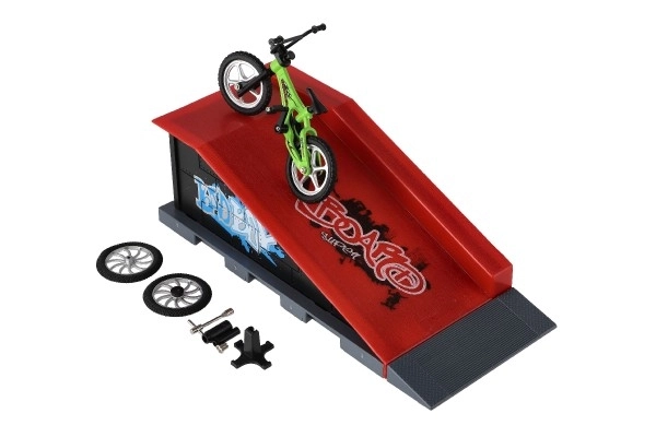 Pista da skate con bicicletta a dita e rampa con accessori