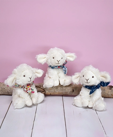 Agnello in peluche con fazzoletto 12 cm