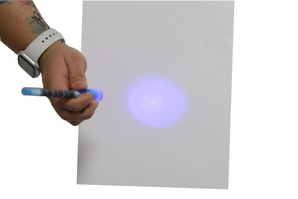 Penna segreta con inchiostro invisibile e luce UV