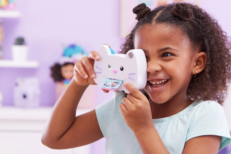 Gattina che ammicca e “foto stampata” che esce dalla bocca