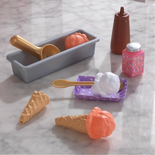 Gelato nel cono con decorazioni