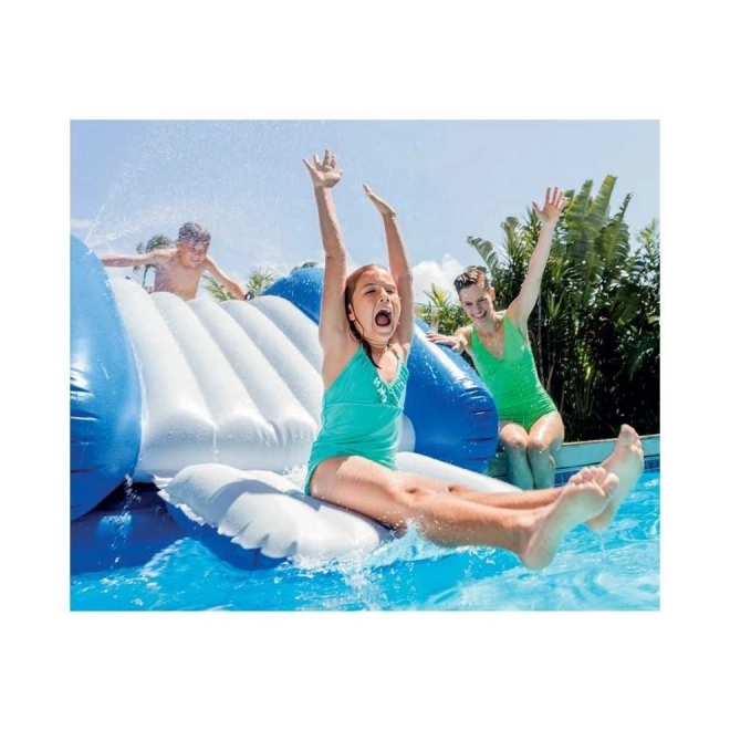 Scivolo gonfiabile per piscina con design a onde
