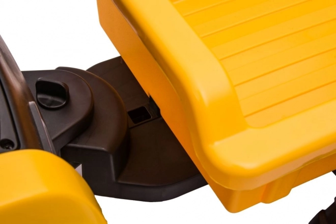 Trattore a batteria con pala gialla