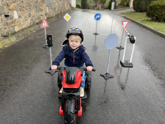 Gioco realistico con balance bike e moto