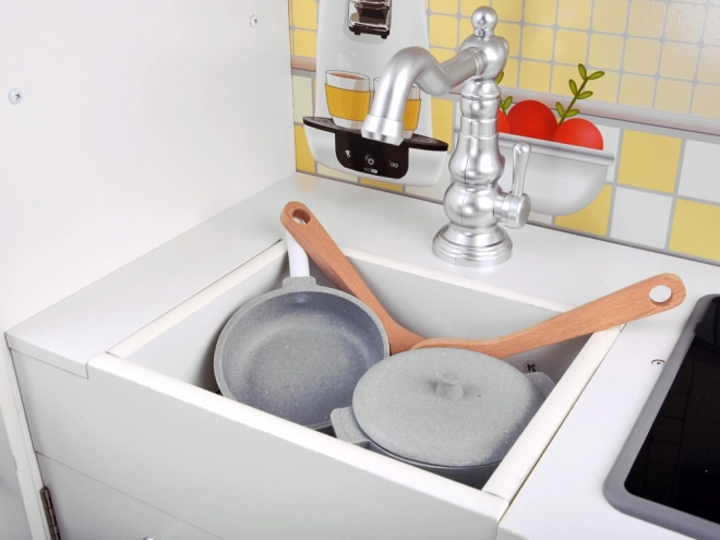 Grande cucina in legno con frigorifero e forno