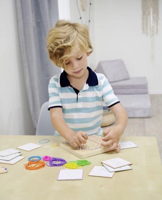 Tavola geometrica Montessori con elastici colorati