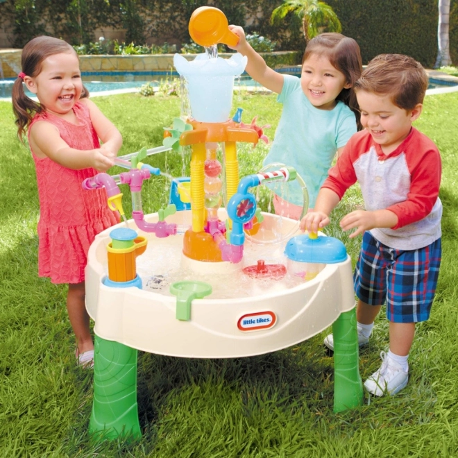 Divertimento per più bambini in giardino