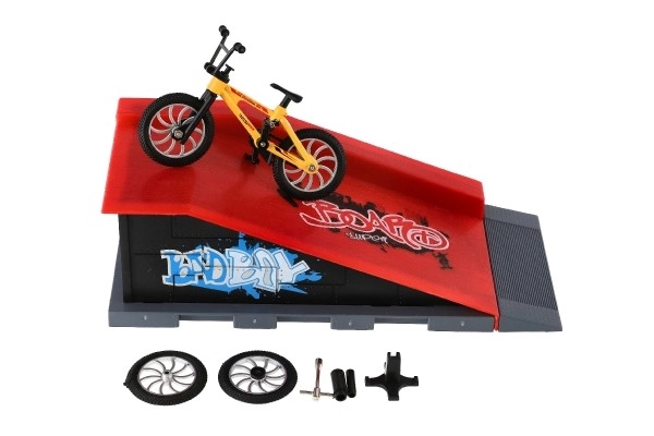 Pista da skate con bicicletta a dita e rampa con accessori