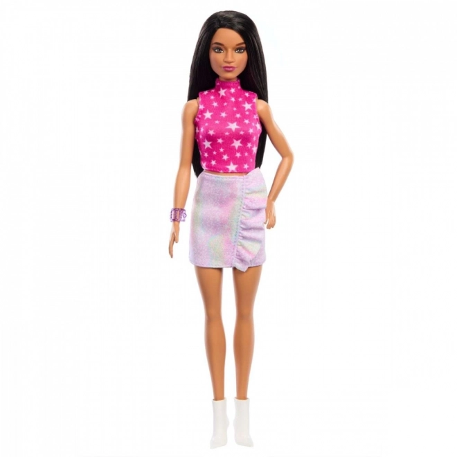 Barbie modella con gonna lucida e top rosa con stelle