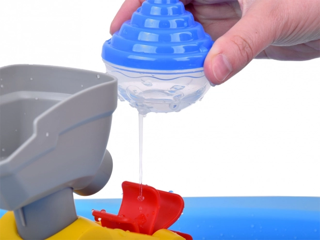 Tavolo d'acqua blu con mulino ad acqua e accessori da pesca