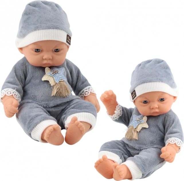 Bambola neonato in pigiamino grigio con cappellino