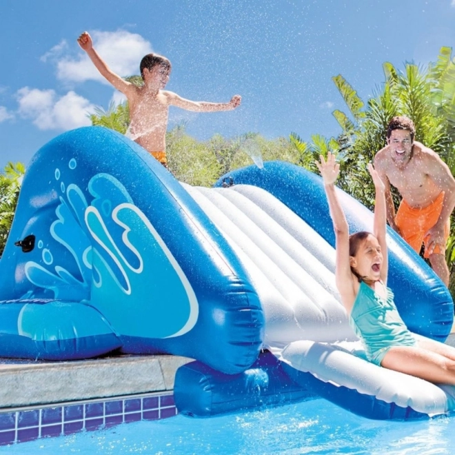 Scivolo gonfiabile per piscina con design a onde