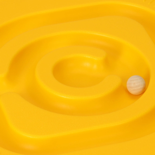 Tavola da equilibrio gialla con labirinto per bambini