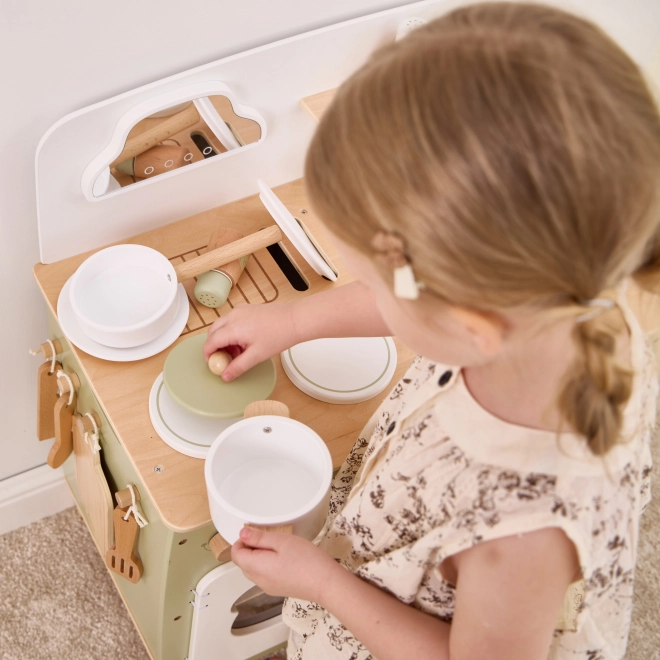 Cucina in legno con accessori