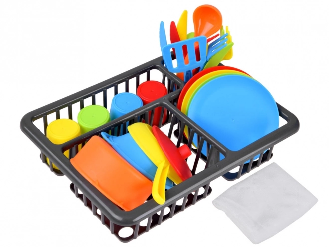 Set da cucina con pentole, piatti e scolapiatti