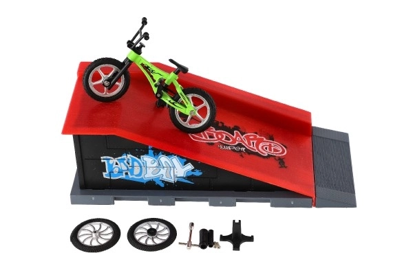 Pista da skate con bicicletta a dita e rampa con accessori