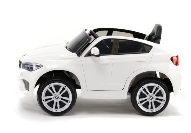 Auto elettrico BMW X6 bianco con sedili in pelle ed EVA