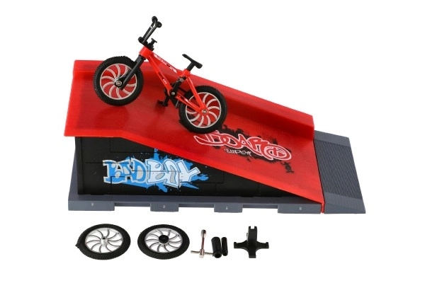 Pista da skate con bicicletta a dita e rampa con accessori