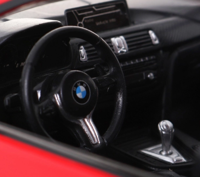 Auto telecomandato BMW M4 Coupé bianco in scala 1:14 di Rastar – Rosso
