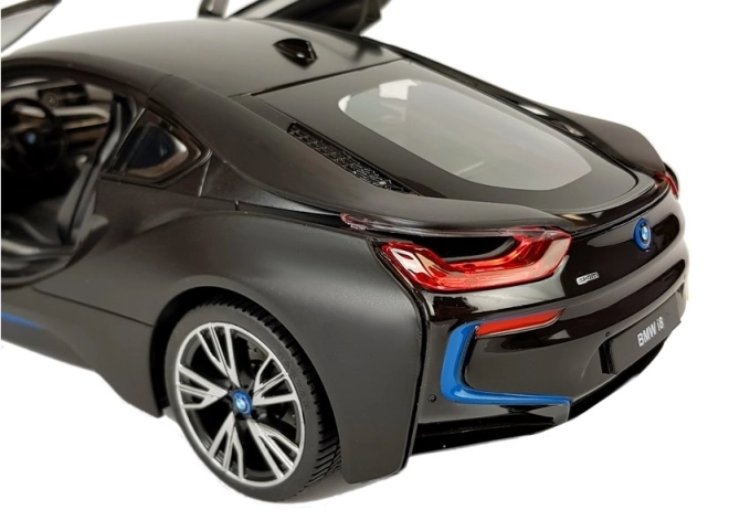 Design BMW i8 ufficiale con luci