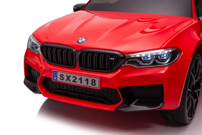 Auto a batteria BMW M5 con piattaforma per genitore rosso laccato