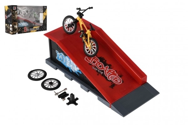 Pista da skate con bicicletta a dita e rampa con accessori