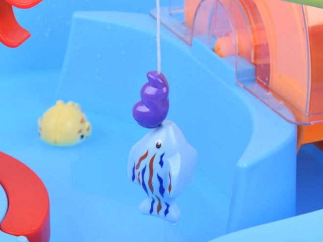 Tavolo d'acqua blu con mulino ad acqua e accessori da pesca