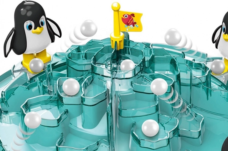 Montagna di ghiaccio con bandiera di arrivo