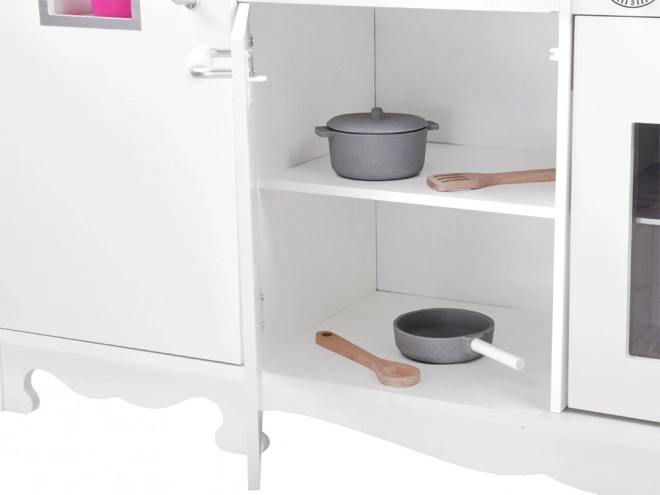 Grande cucina in legno con frigorifero e forno