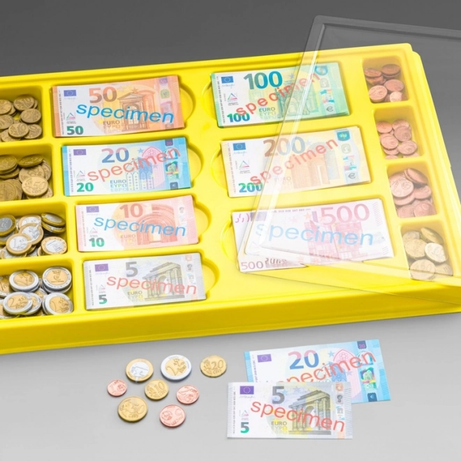 Cassa di plastica con banconote e monete in euro