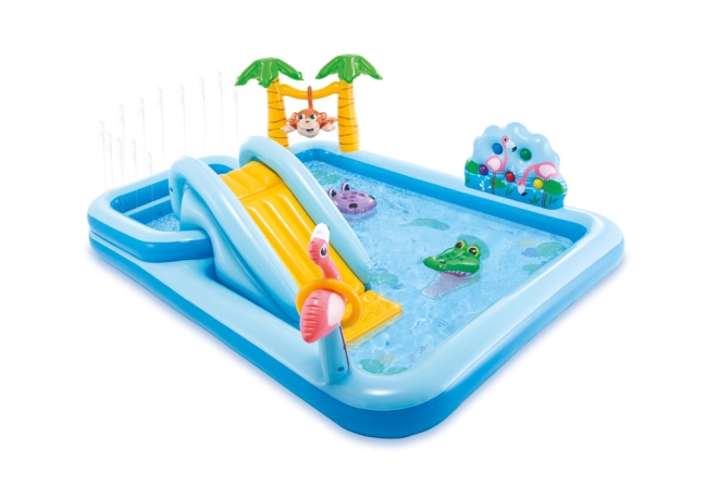 Fontana interattiva e decorazioni tropicali