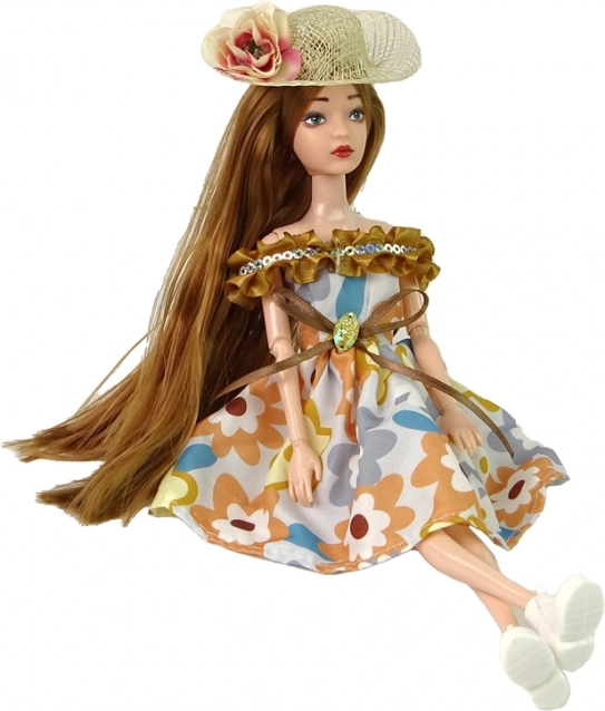 Elegante outfit autunnale con cappello floreale
