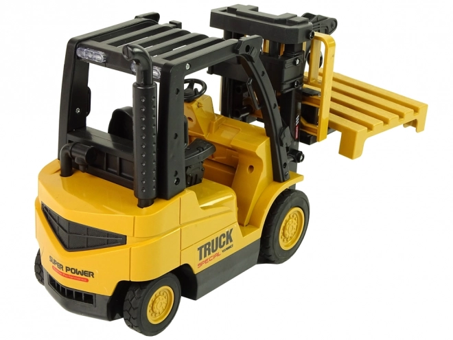 Carrello elevatore telecomandato con rotazione a 360 gradi pilota giallo