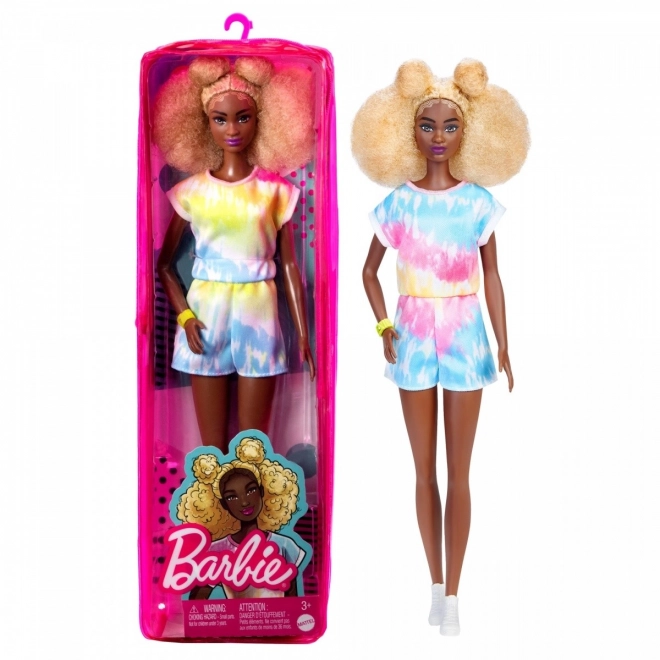 Barbie modella in maglia ardente e gonna a quadri