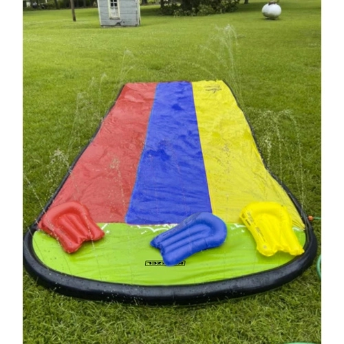 Scivolo d'acqua con fontana per bambini