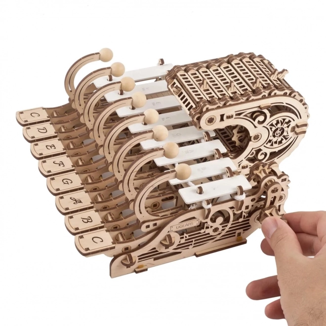 Modello meccanico in legno di uno strumento musicale Celesta di Ugears