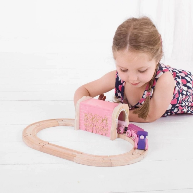 Tunnel ferroviario rosa in legno