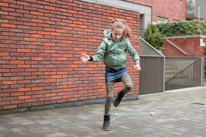 Gioco con la corda da salto alla caviglia per bambini