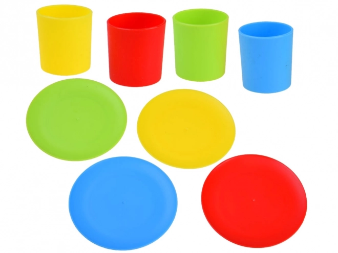 Set da cucina con pentole, piatti e scolapiatti