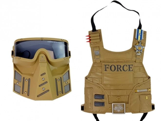 Set militare con pistola, maschera, binocolo, giubbotto e bussola